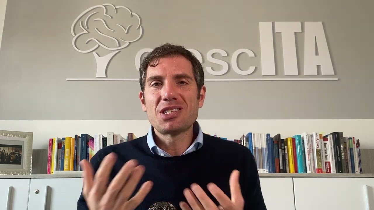 Gruppo di tre schermate che riproducono altrettanti player video con le videolezioni dei coach di CrescITA